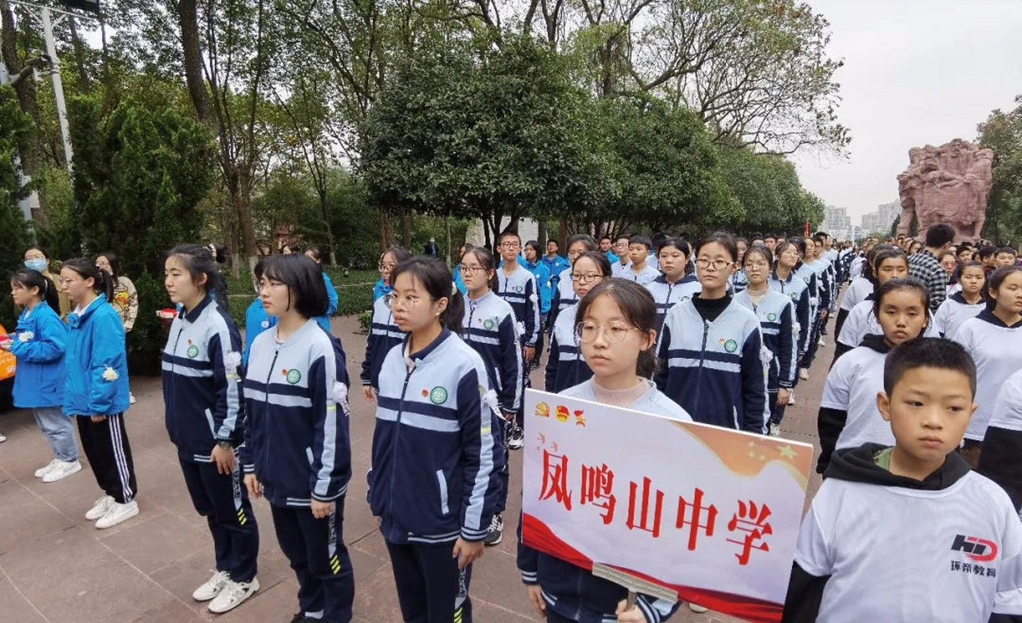 重庆沙坪坝家长爆料求助:前两天收到凤鸣山中学的电话,让去参加凤中