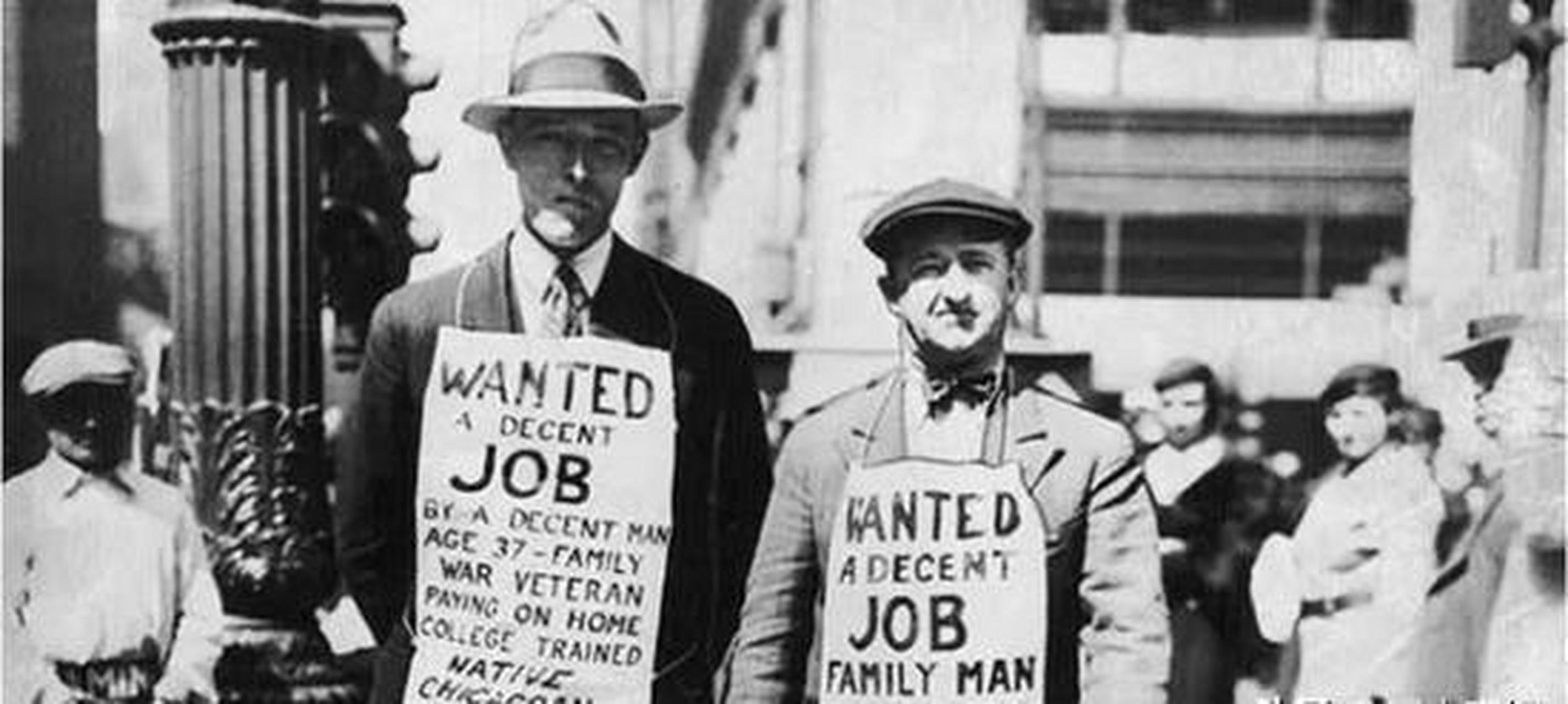 1929年10月24日,美国迎来了股市大崩盘,股价直接从巅峰跌到谷底,因为