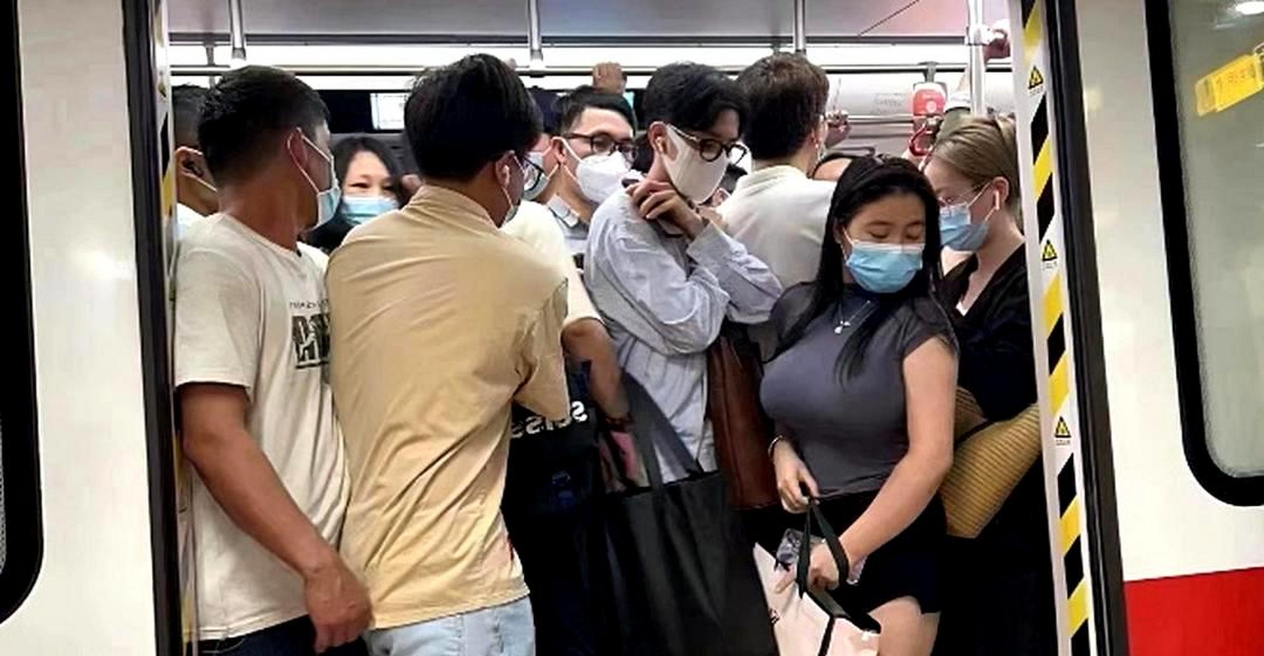 早高峰地铁的拥挤程度让人瞠目结舌.