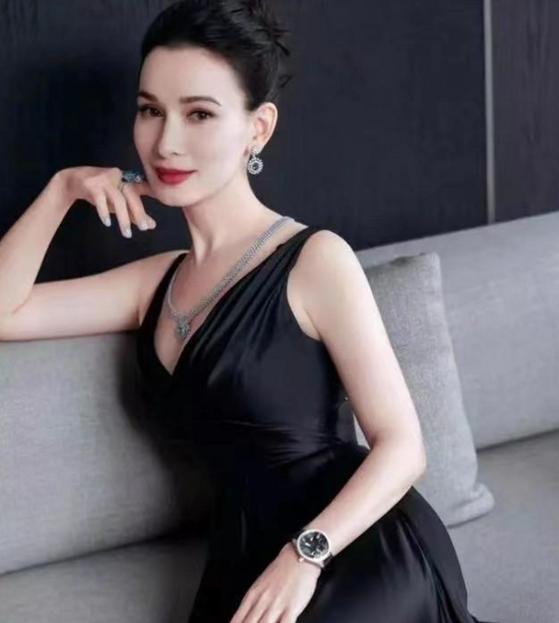 韩庚老婆疑因不红被网红欺负,翻白眼一脸不耐烦,事后修图好心机 韩庚