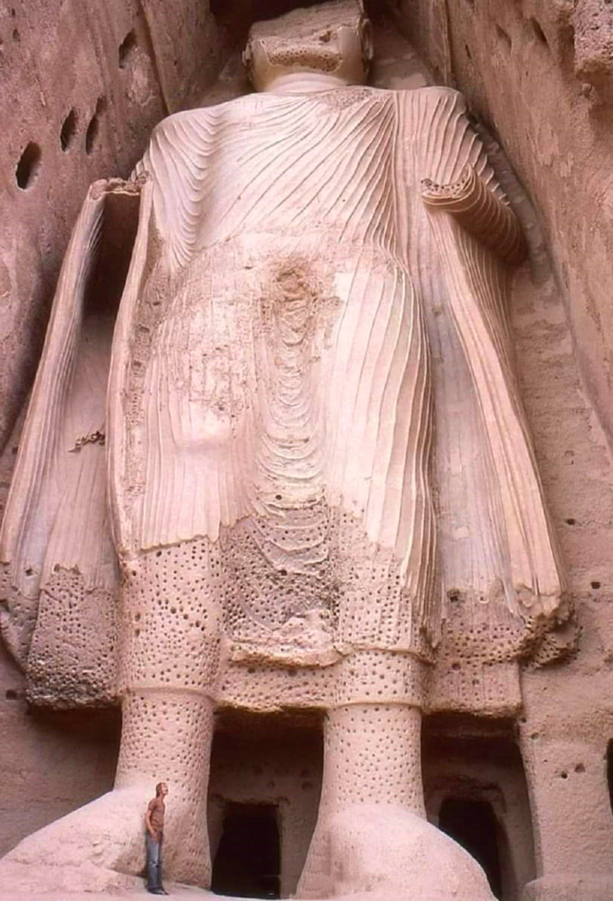 阿富汗的巴米扬大佛着红色袈裟,高53米,开凿于1500年前.