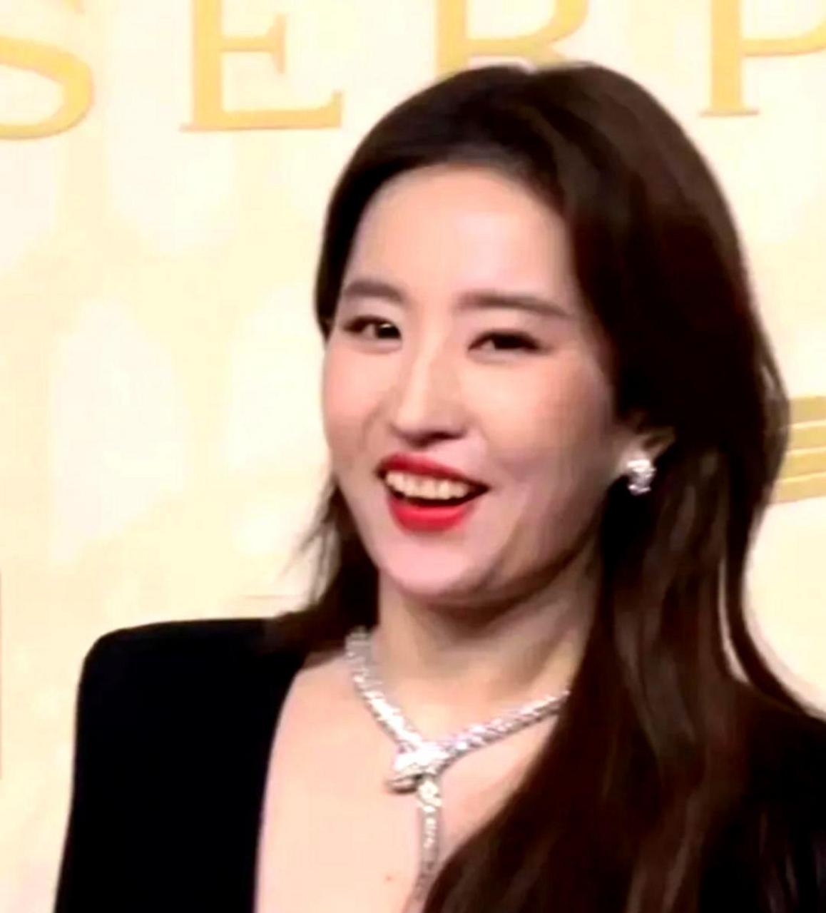 刘亦菲的牙齿看起来有些黄黄的,好像没有洗干净或者有牙垢,不像其他