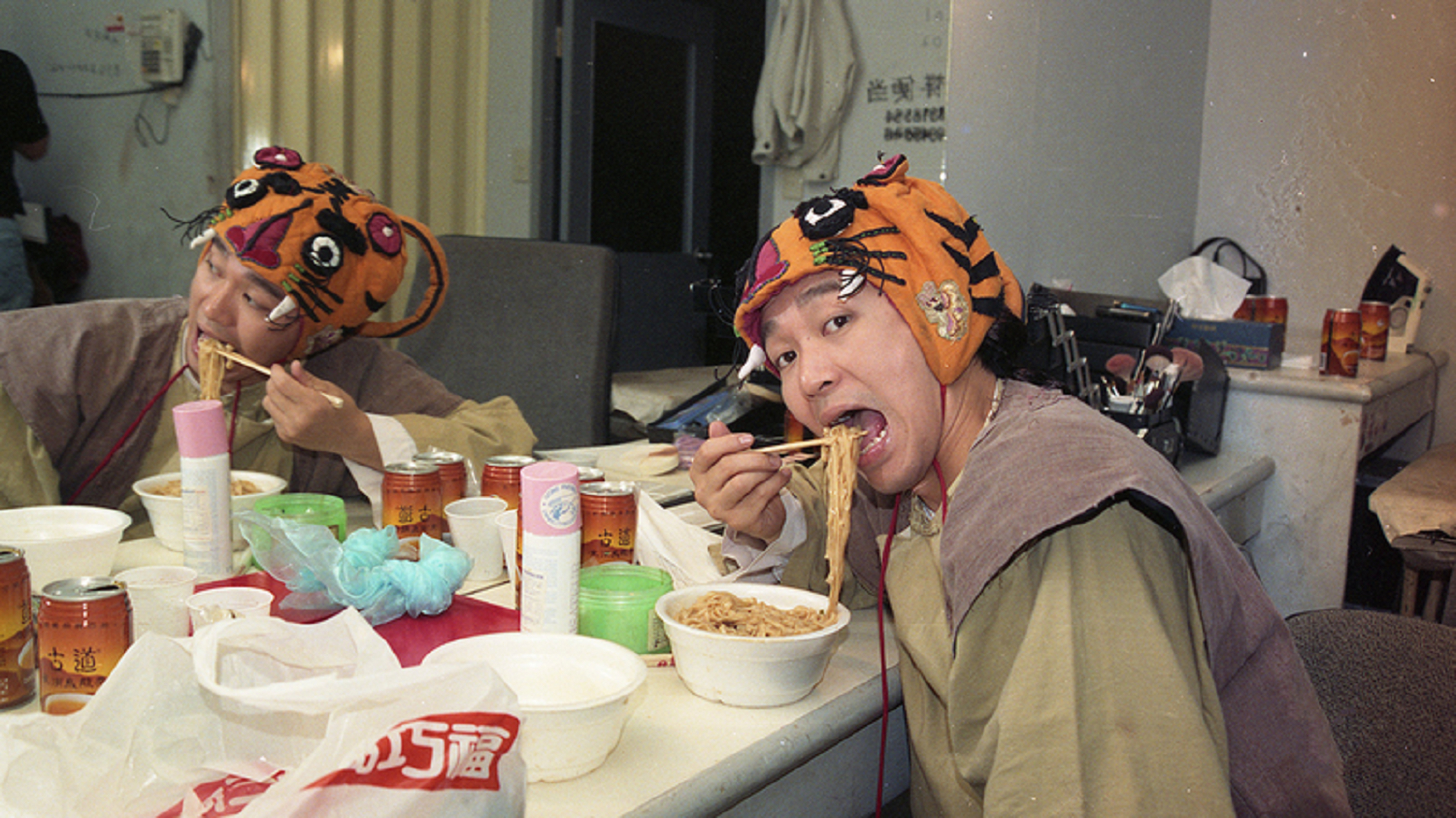 周星驰二十年前在中国台湾老照片:戴着老虎帽,吃牛肉面.