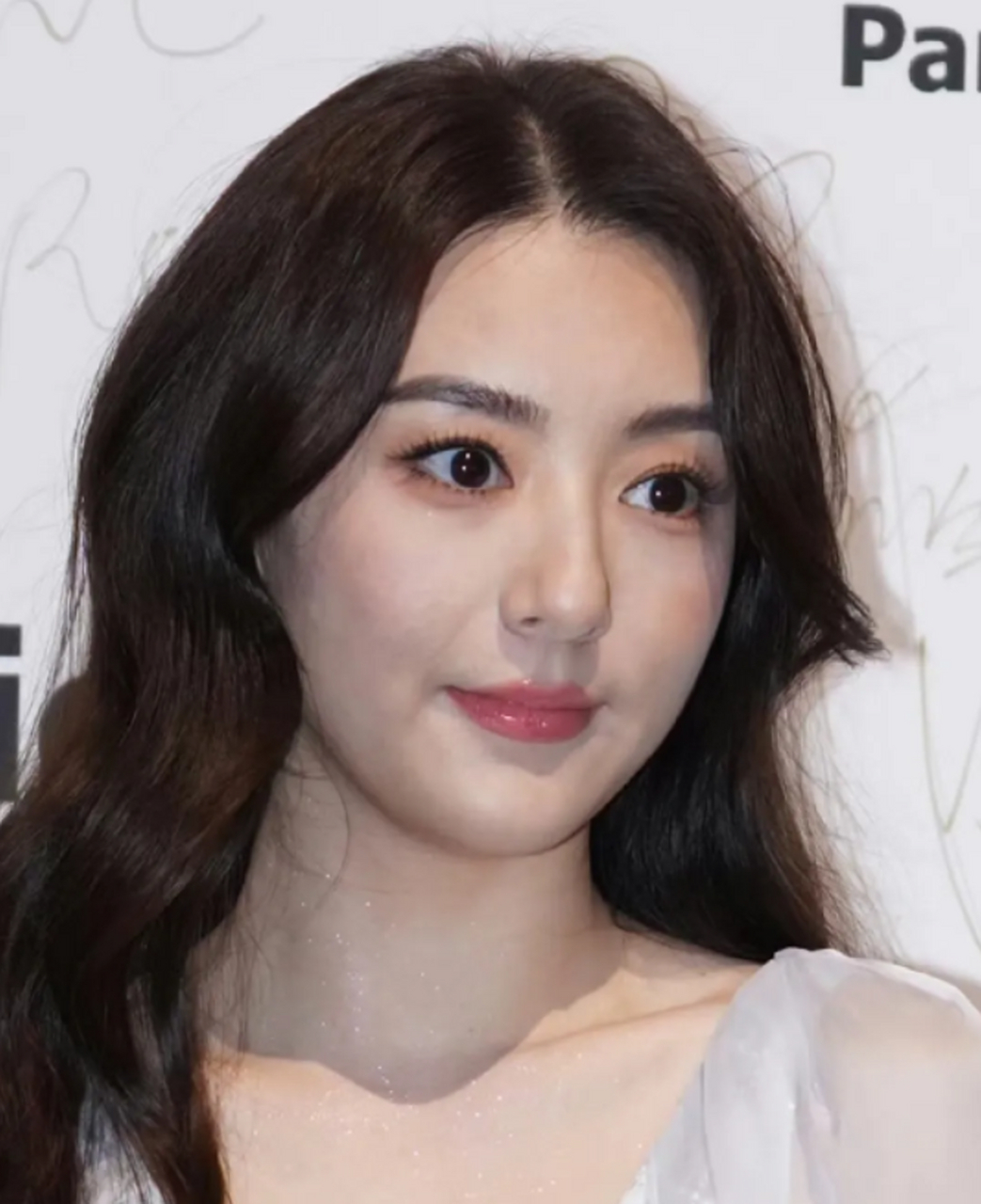 方媛脸部饱满,皮肤紧致,一双水汪汪的大眼睛,鼻子挺拔小巧精致.