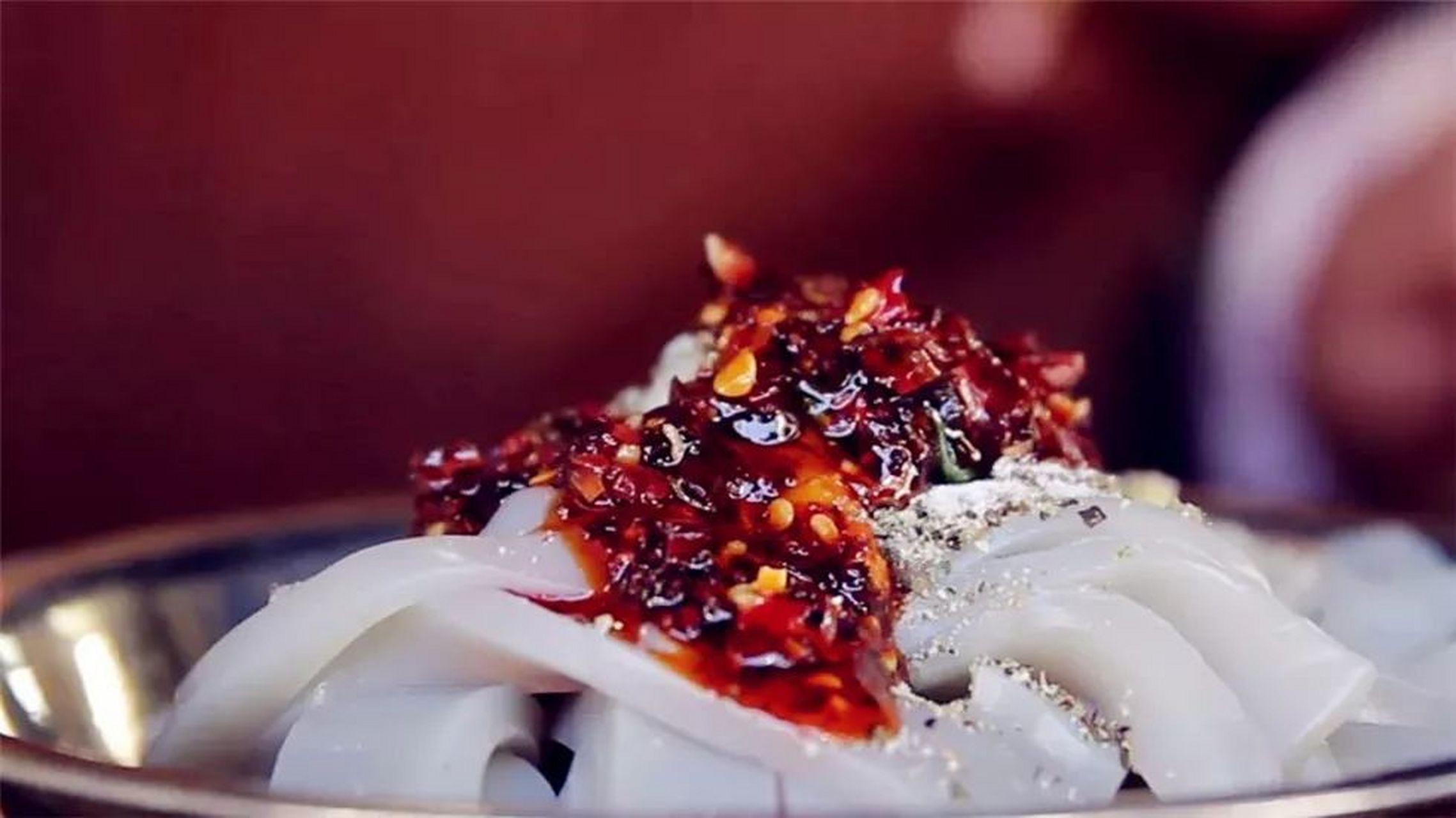 东坡凉粉用本地出产的优质大米和布咕噜山中流淌的山泉水加工而成