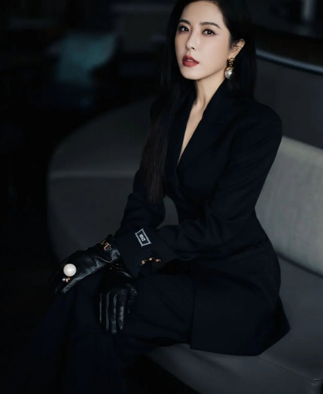 高贵冷艳,清新妩媚的#曾黎# 一袭黑色西服套装,雪肤玉貌,双眸清澈