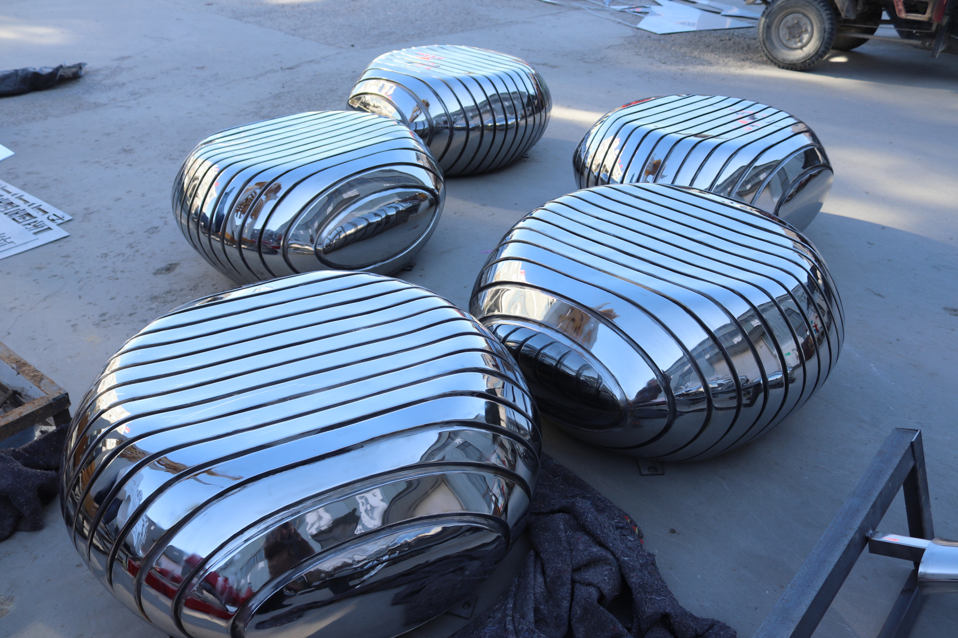 不锈钢雕塑科普# 镜面不锈钢雕塑是如何进行抛光的?