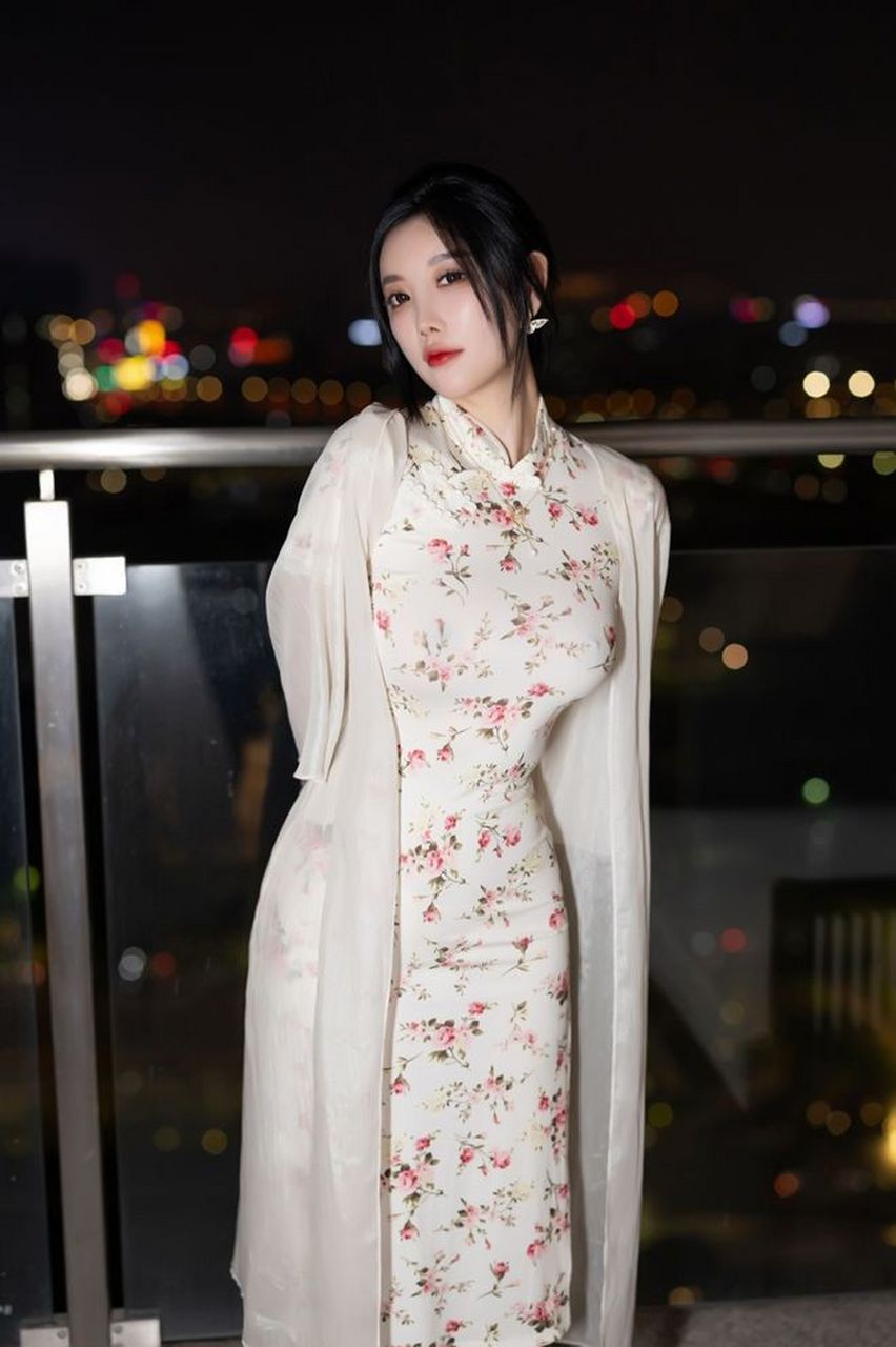 旗袍与肉色丝袜的搭配,展现了东方女性的独特魅力.