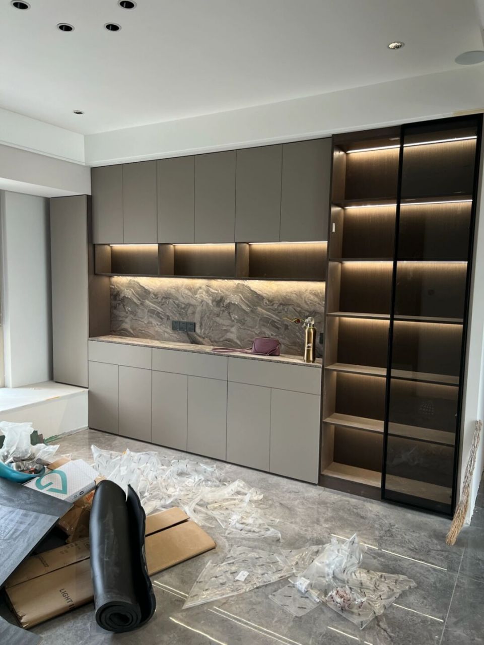 柜门:pet肤感 颜色:胡椒灰 柜体:实木多层板柜体 颜色深一点更好看