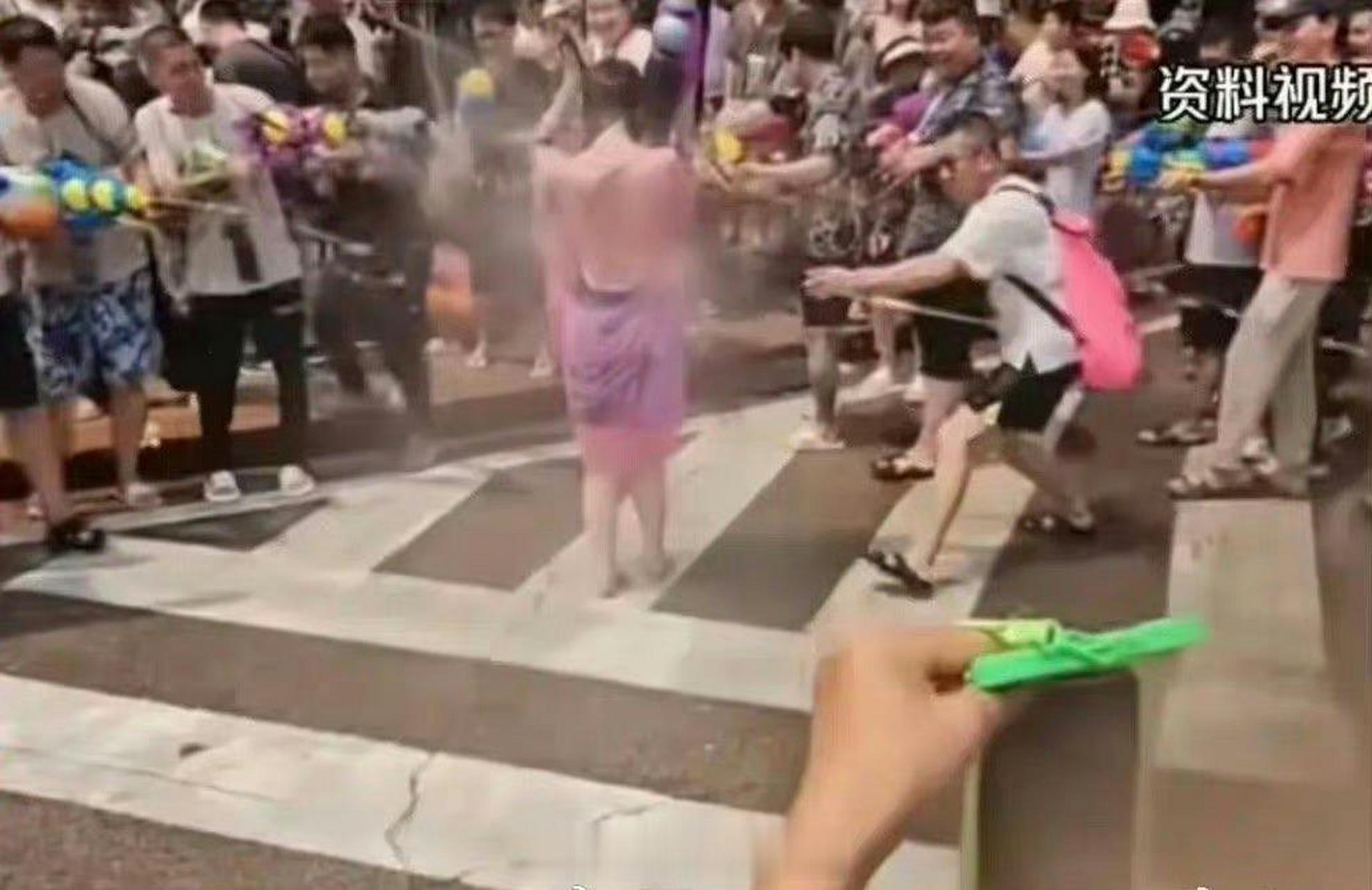 大事化小?这不是鼓励更多的猥琐男去泼水节耍流氓吗?