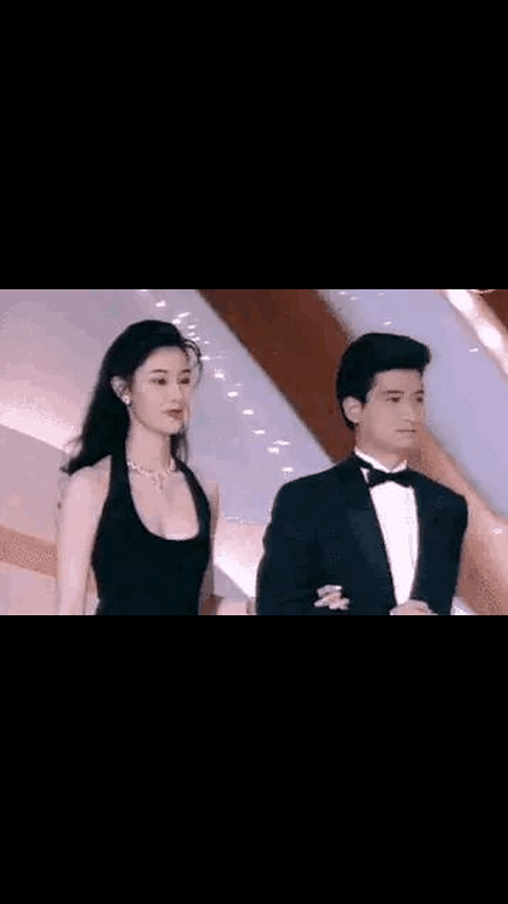 gif创作人#  1991年,在张学友的演唱会上,关之琳作为神秘嘉宾和伟伴