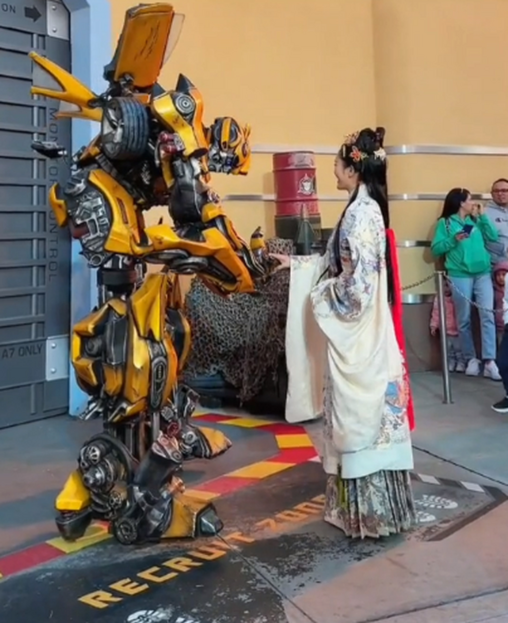 1月19日,美国.当大黄蜂遇上穿汉服的小姐姐,一整个变温柔了.