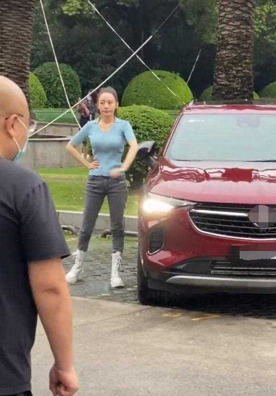 吉娜素颜现身,天使形象崩蹋.满眼憔悴似村姑,身材也没往日火辣.