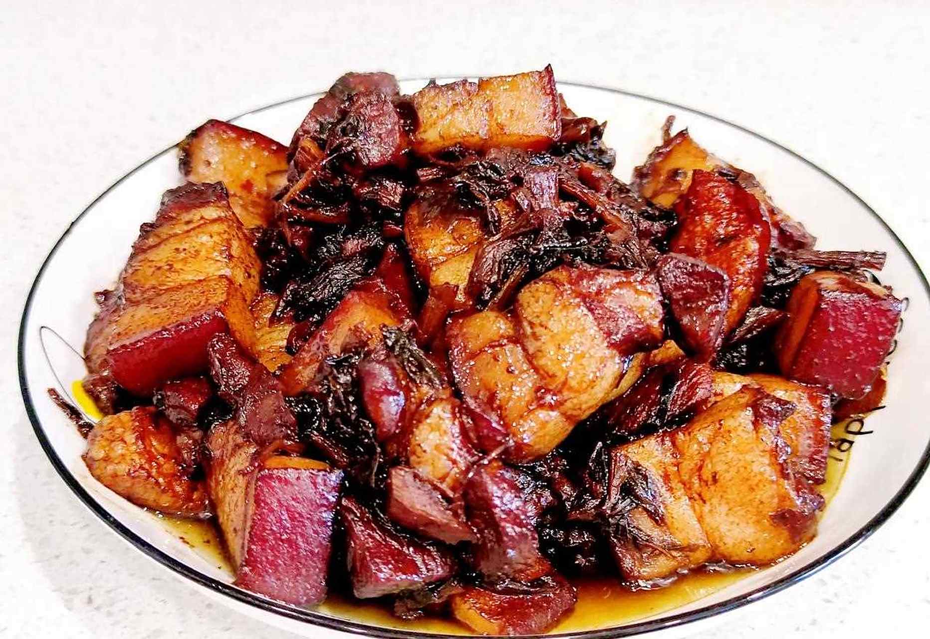 一定要用五花肉,肥而不腻,吃起来才满足.