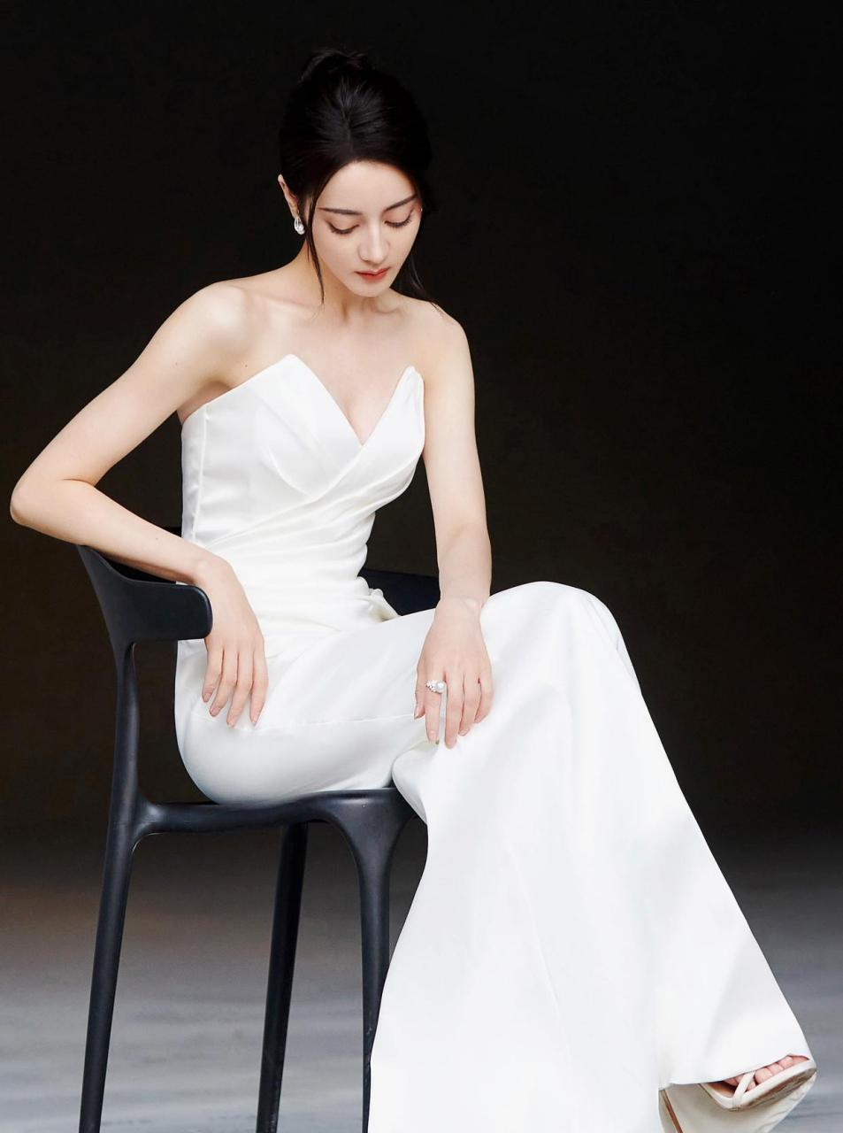 迪丽热巴身姿玲珑翘二郎腿坐姿优雅高