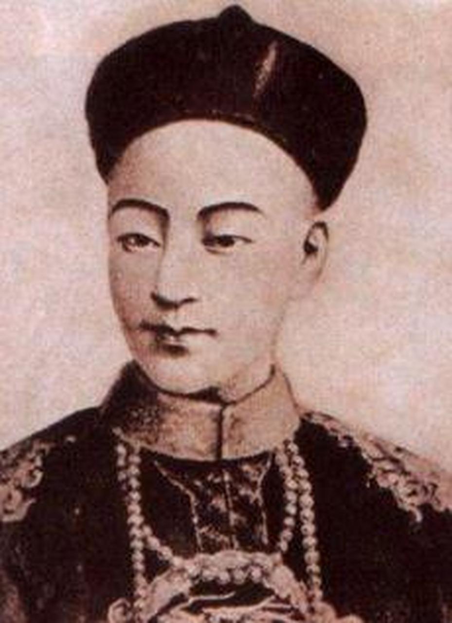 1908年11月13日,被囚禁在瀛台的光绪皇帝面无血色,两眼直直的瞪着,吓