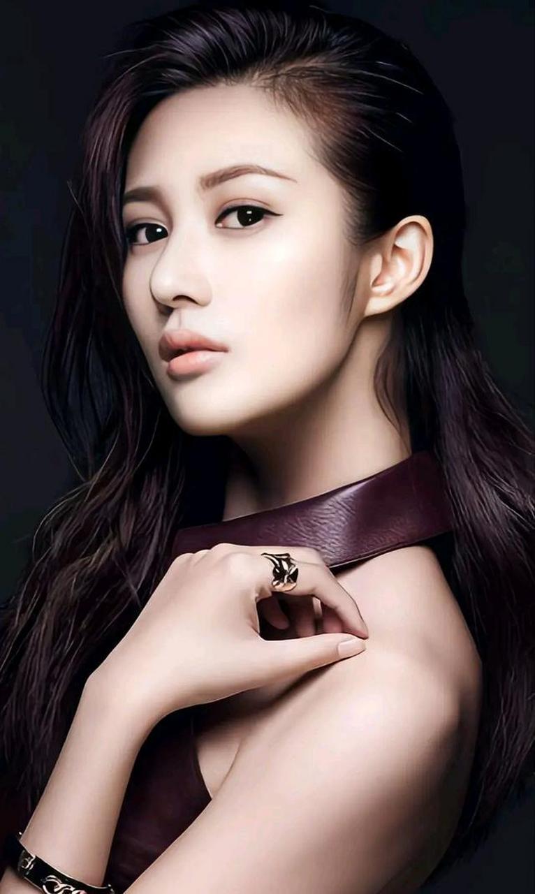 美女明星邬靖靖,美若天仙,端庄秀丽,洋溢着青春的气息