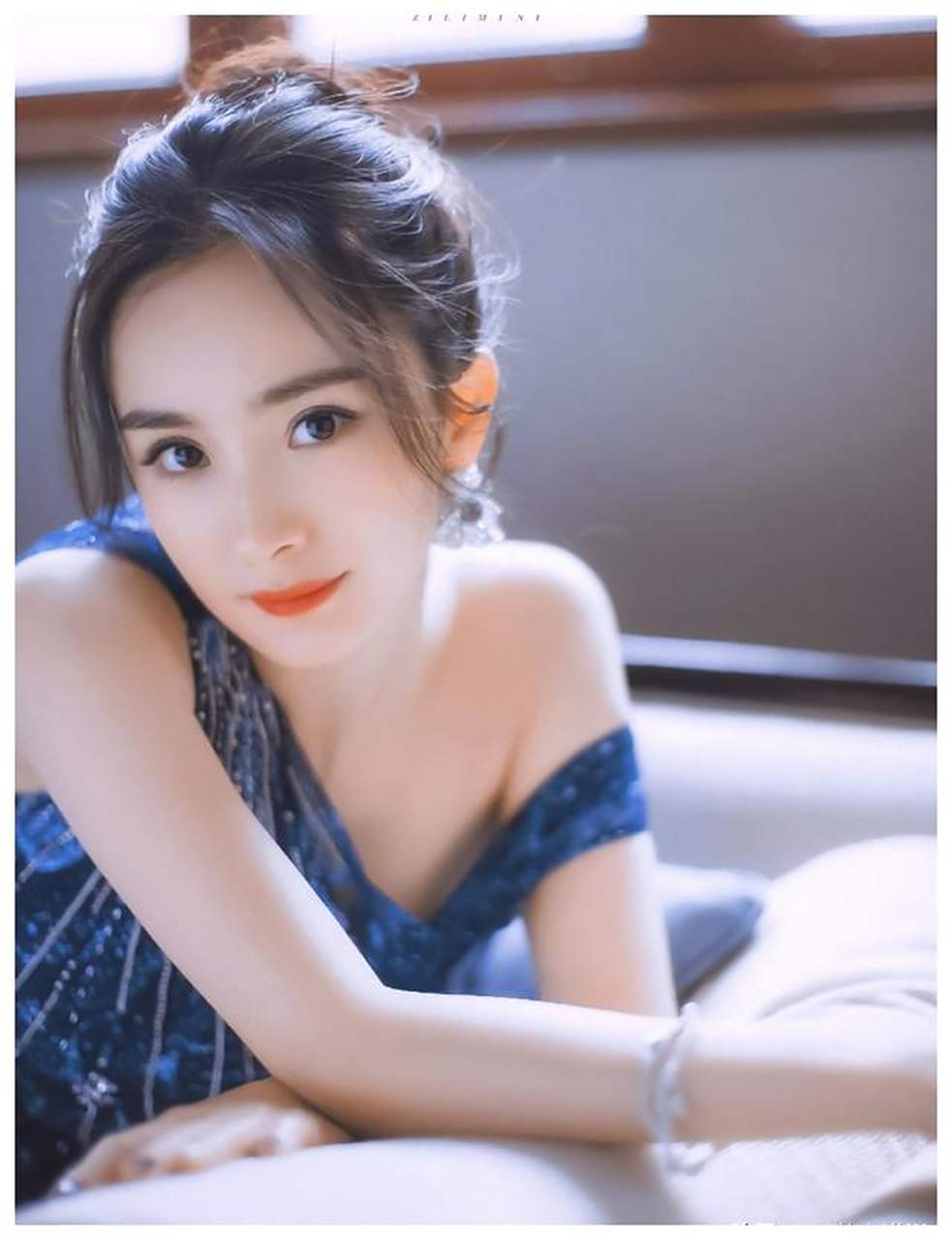 迷人的小妖精!杨幂绝美盘发造型释出,犹如20岁小姑娘般美丽动人