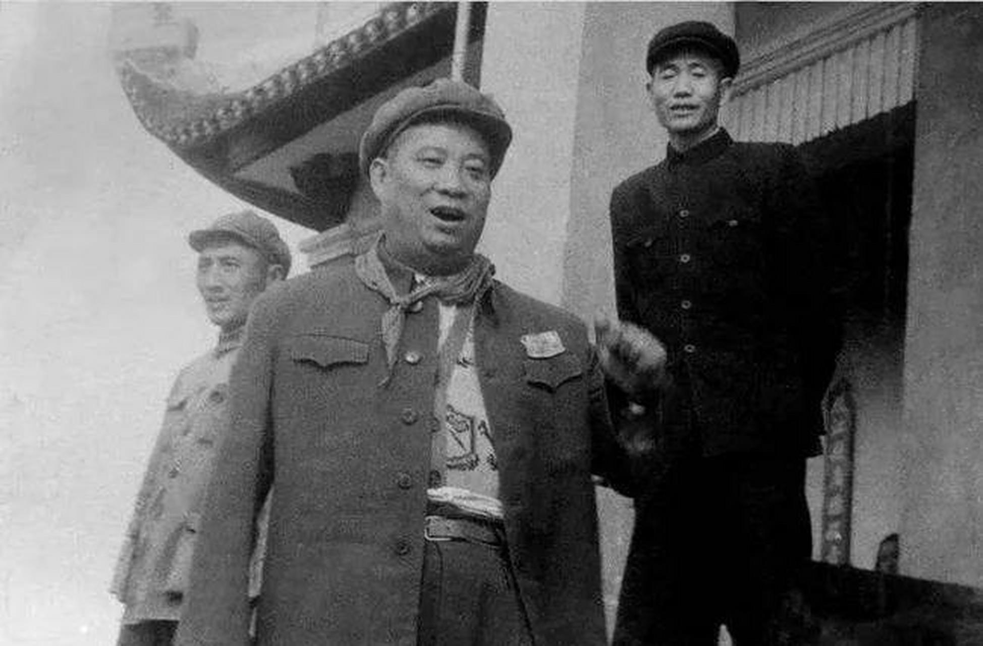 1942年,贺炳炎将军和姜平结婚.可新婚之夜,他却迟迟不上床.