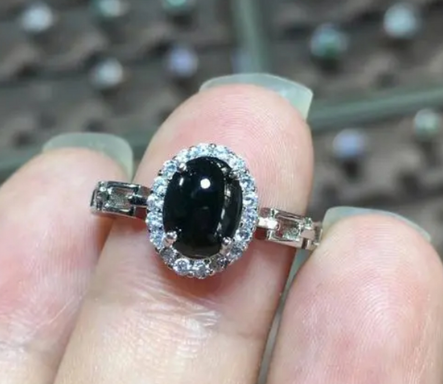 墨翠,又称为"墨玉",是一种独特的玉石品种,它的颜色呈现出墨绿色