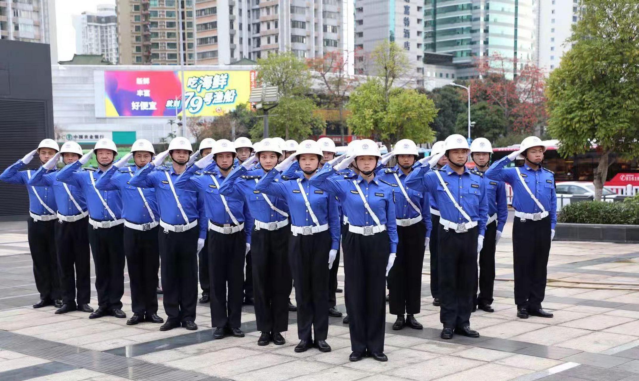 有一名正式在编的城管队员说:我们也很不喜欢他们这些人,就是一些