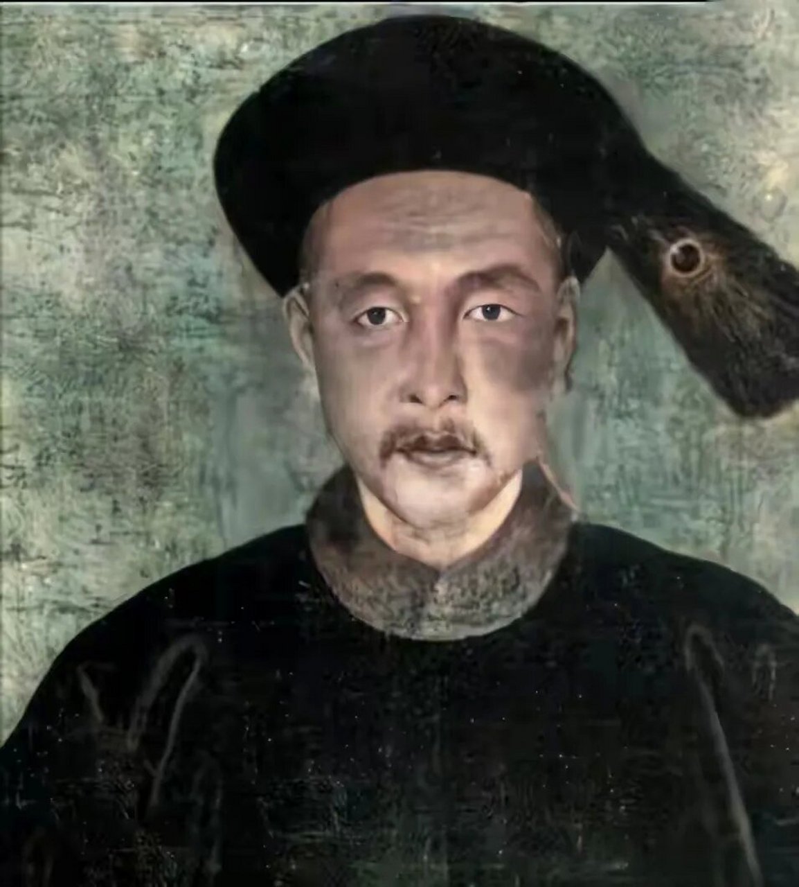 这张照片,就是和珅本尊.他不仅人长得漂亮,而且很有才学,很有权谋.