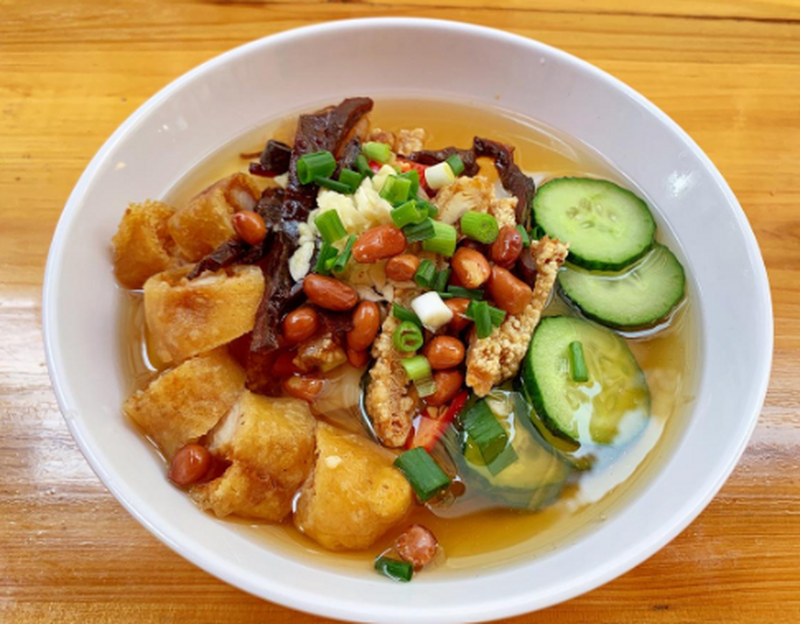 这么热的天气,当然要吃一碗宾阳酸粉啦,吃一口吸饱了酸爽开胃汤水的爽