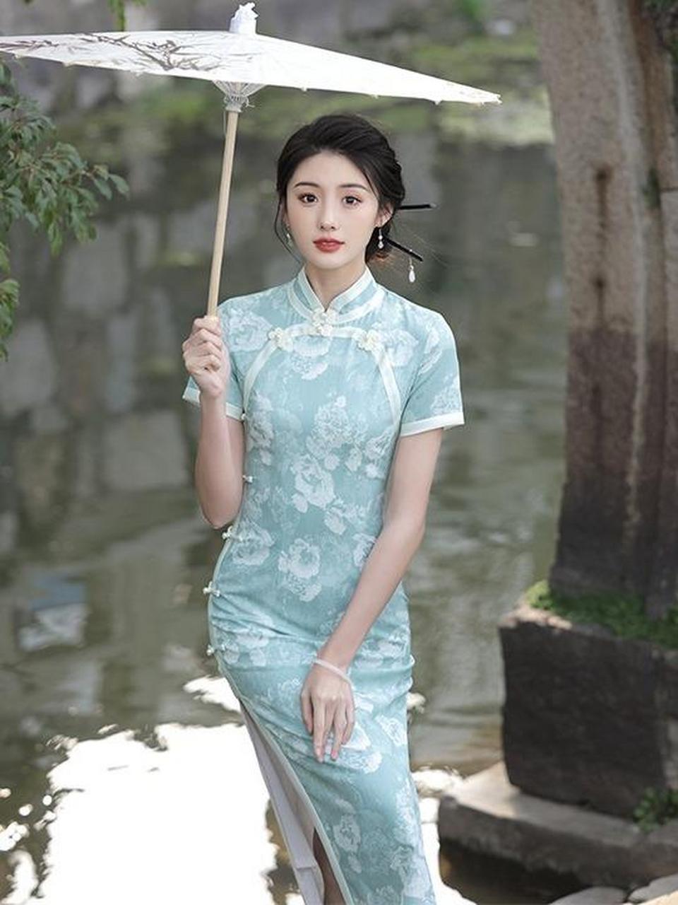 修身气质又清冷,韵味国风旗袍美女写真