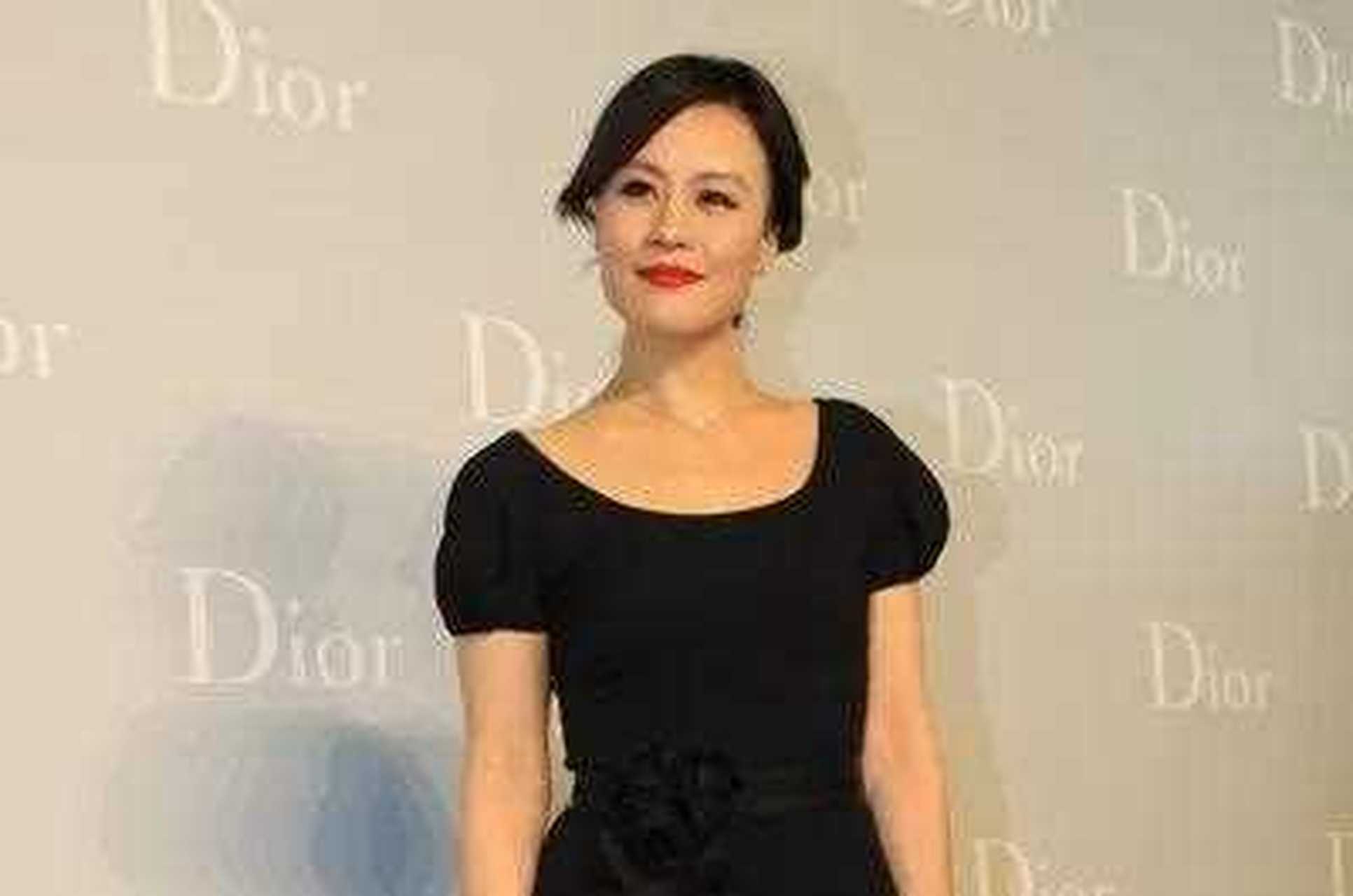 1996年,邬君梅嫁给大她11岁的奥斯卡,婚礼现场,邬君梅泣不成声,奥斯卡