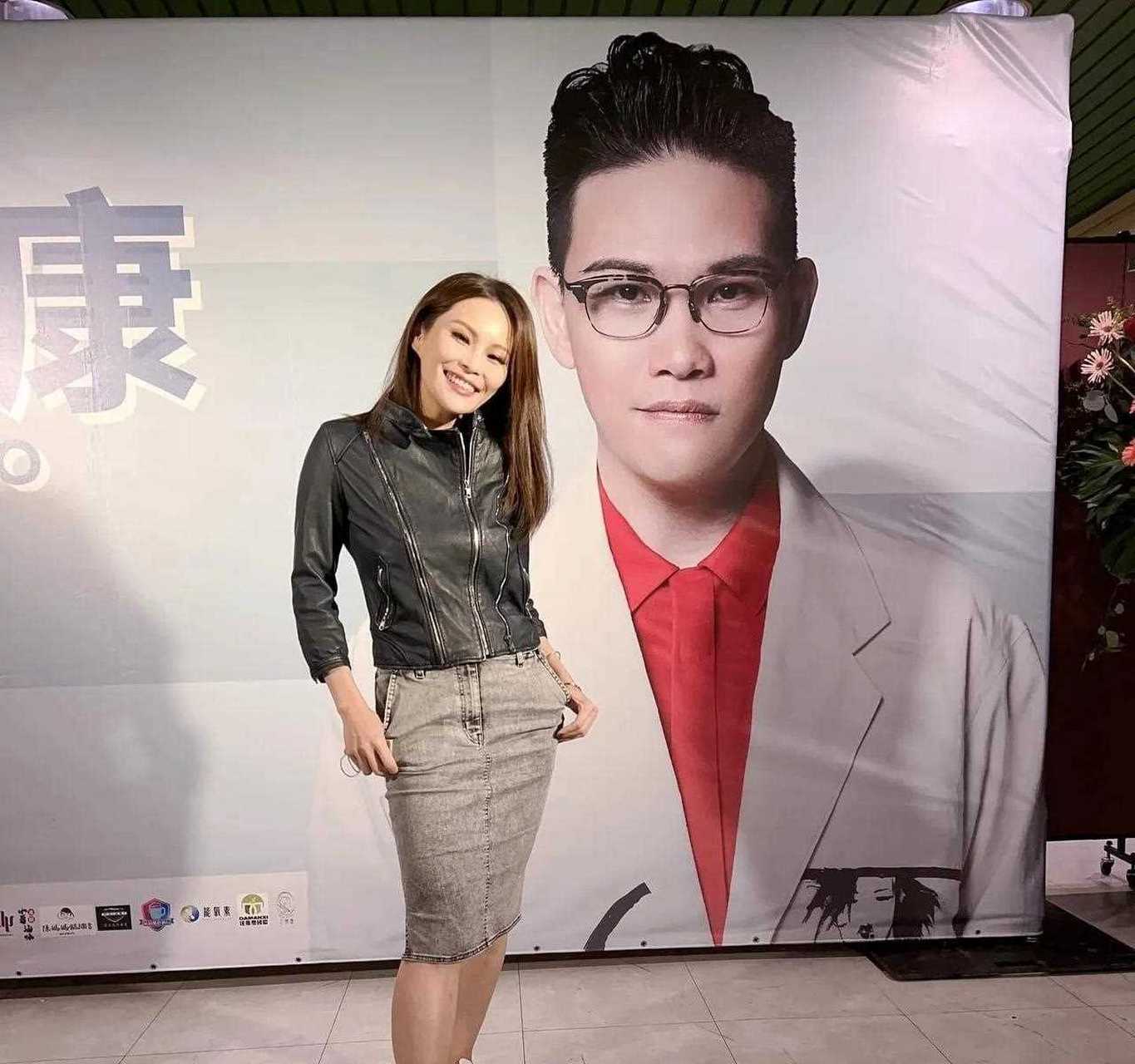 昨晚苏永康台北开唱,演唱会嘉宾的周蕙分享和苏永康合照:「兄妹合体」