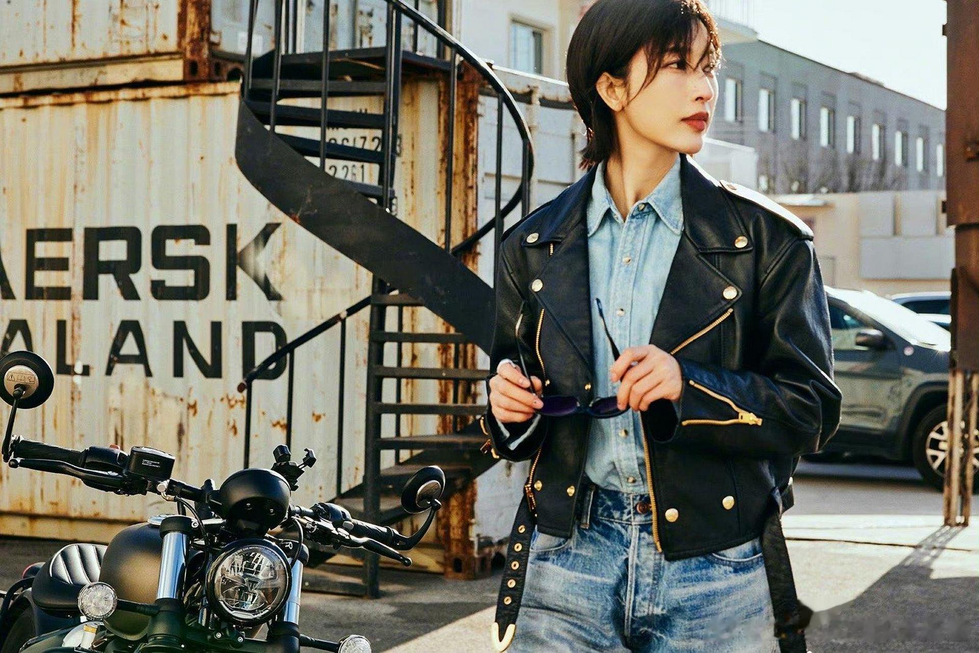 张俪短发骑摩托#性感女神张俪剪了短发,依旧可以性感得让人惊艳,斗ⅱ