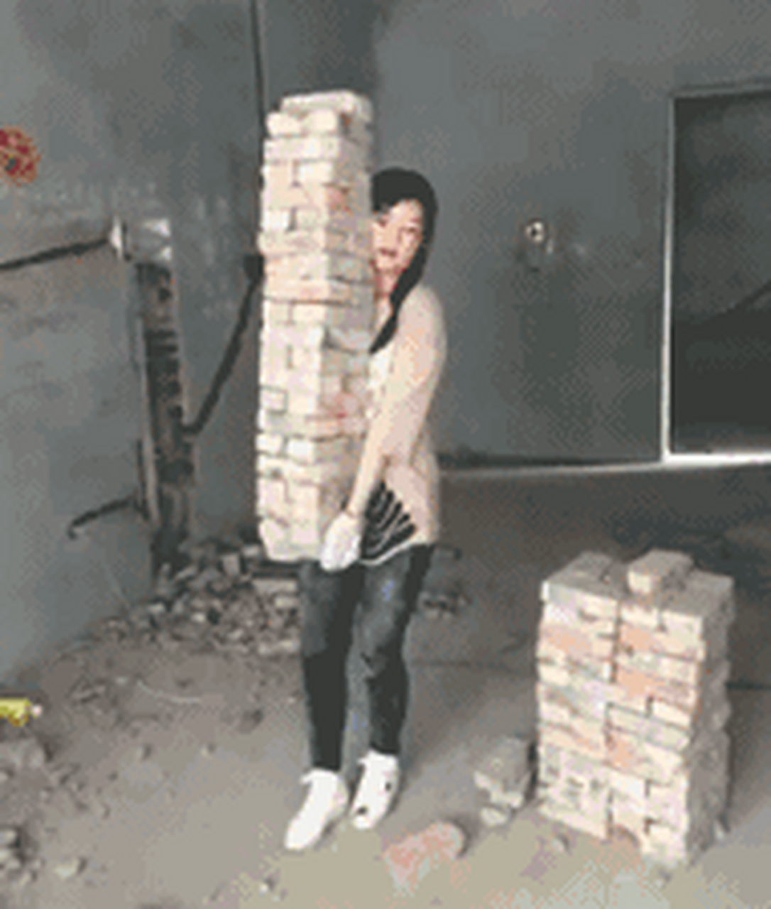 搞笑gif动图:搞笑第三张二哈,你可千万不要打盹,这一倒就是一声尖叫啊