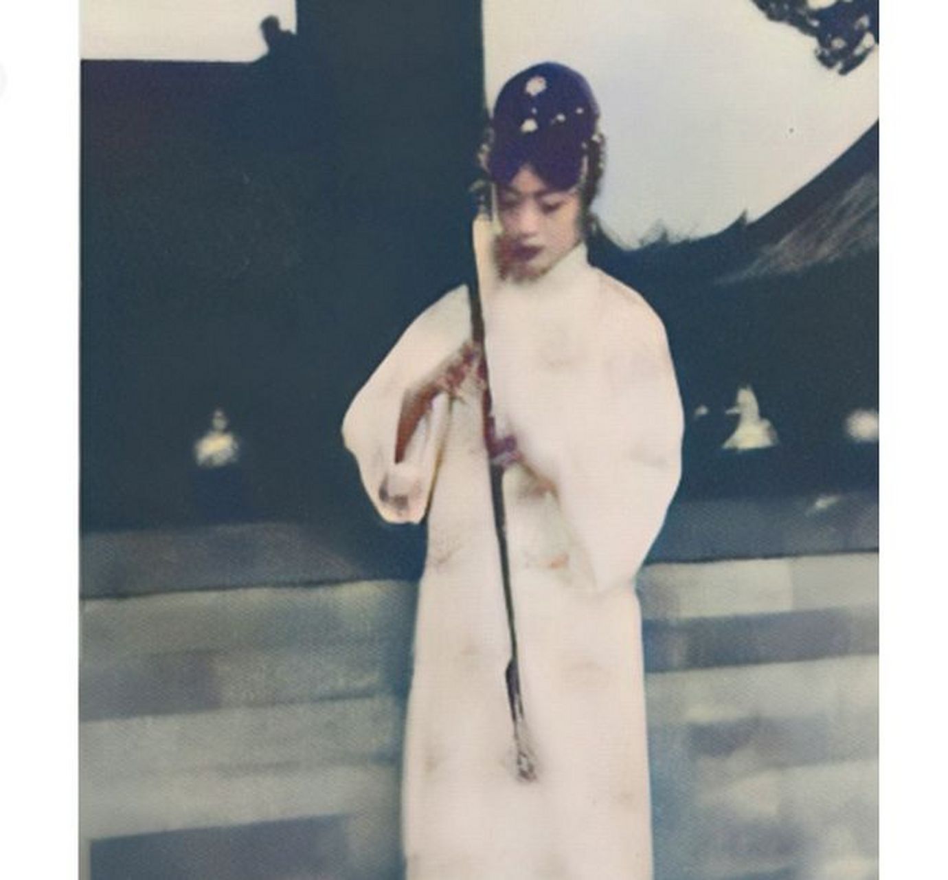 皇后婉容曾在宫中吸烟,这在当时是非常罕见的.