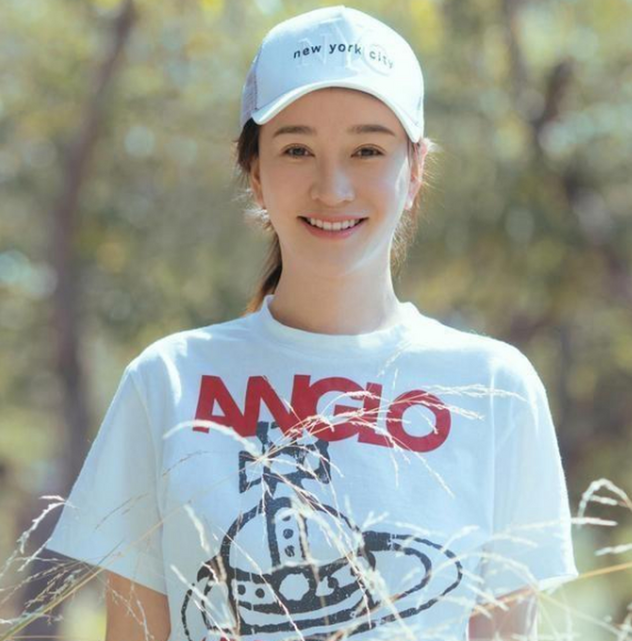 李小冉t恤搭配的牛仔裤,休闲装也能穿出高级感.