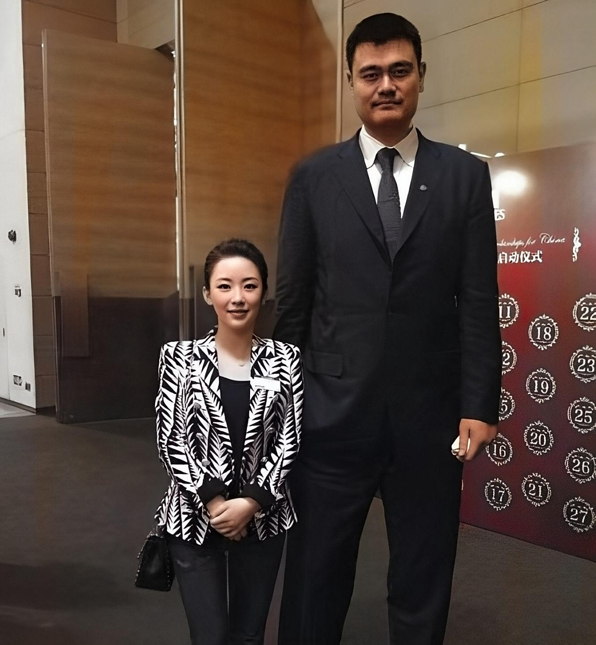 早些时候,潘晓婷和姚明在一次活动中相遇,并为张幸福拍照.