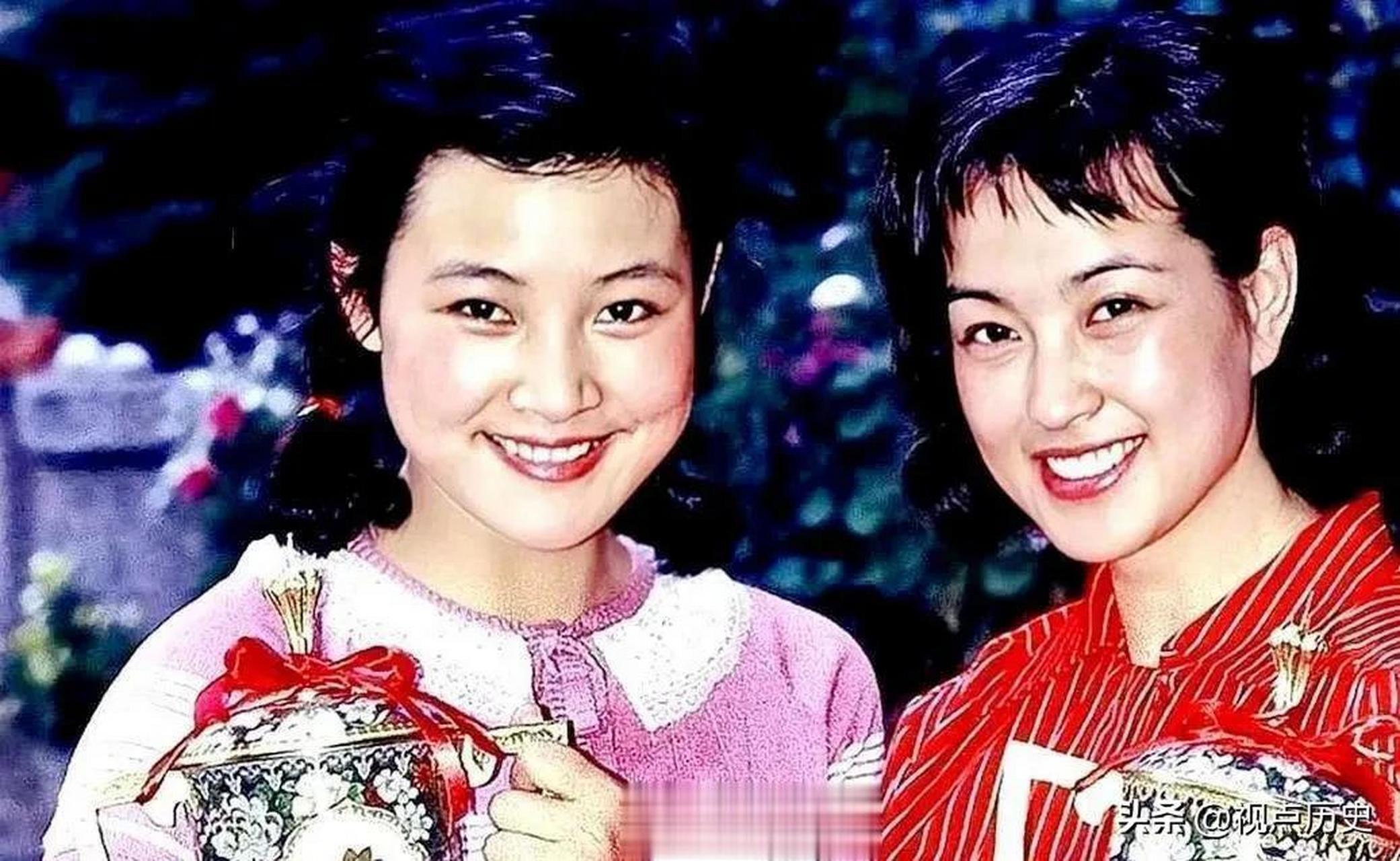 1979年刘晓庆与陈冲获"百花奖"的彩色照片.