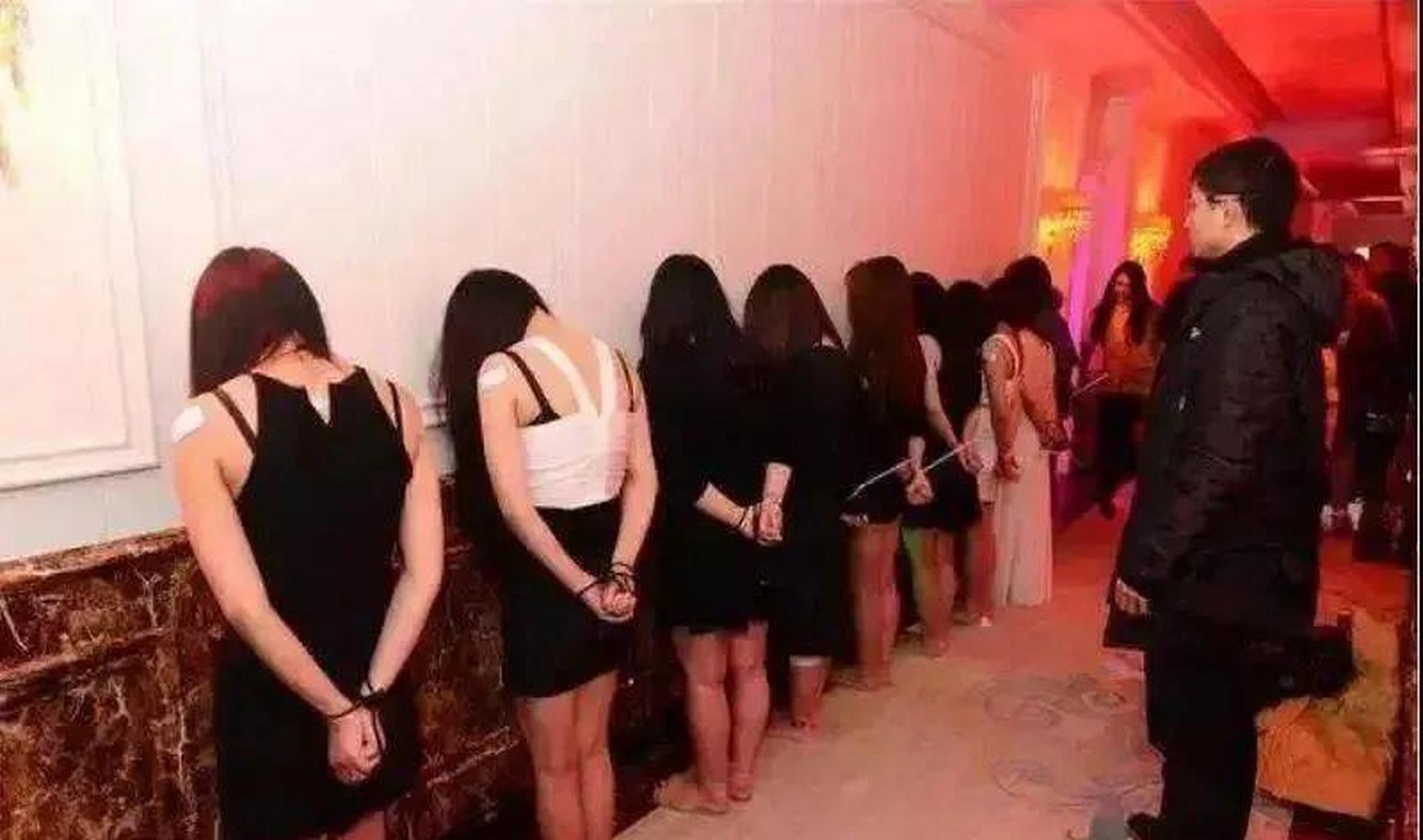 17嫖客失足女遭强行围堵,卖淫账本曝光,交易现场不堪入目,广州市公安