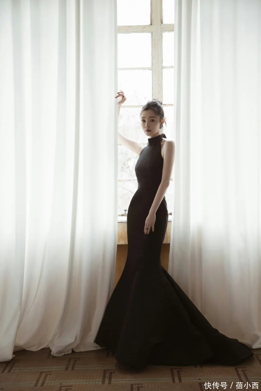 微博之夜宋轶美出圈了!一身黑色露背长裙端庄性感,肤色白皙透亮