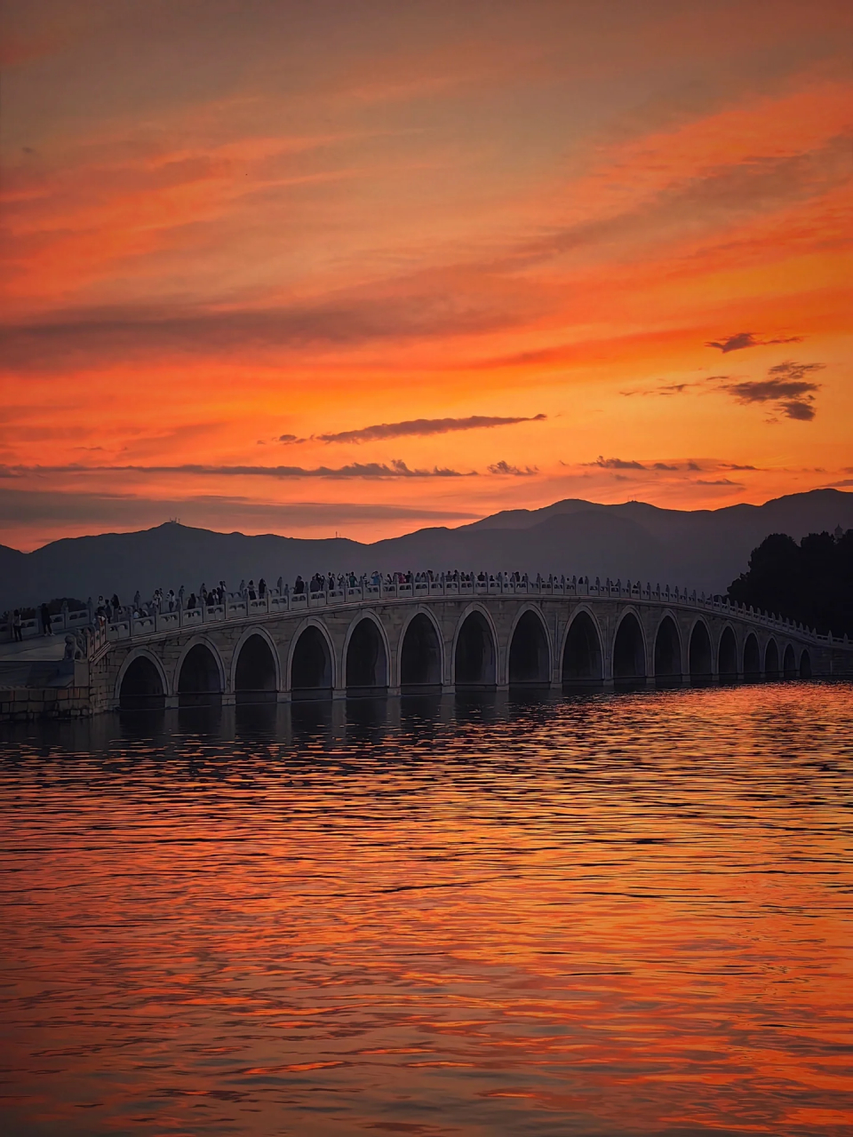 晚霞  十七孔桥,佛香阁,游船,游客, 组成了一幅幅美丽的图片, 摄影