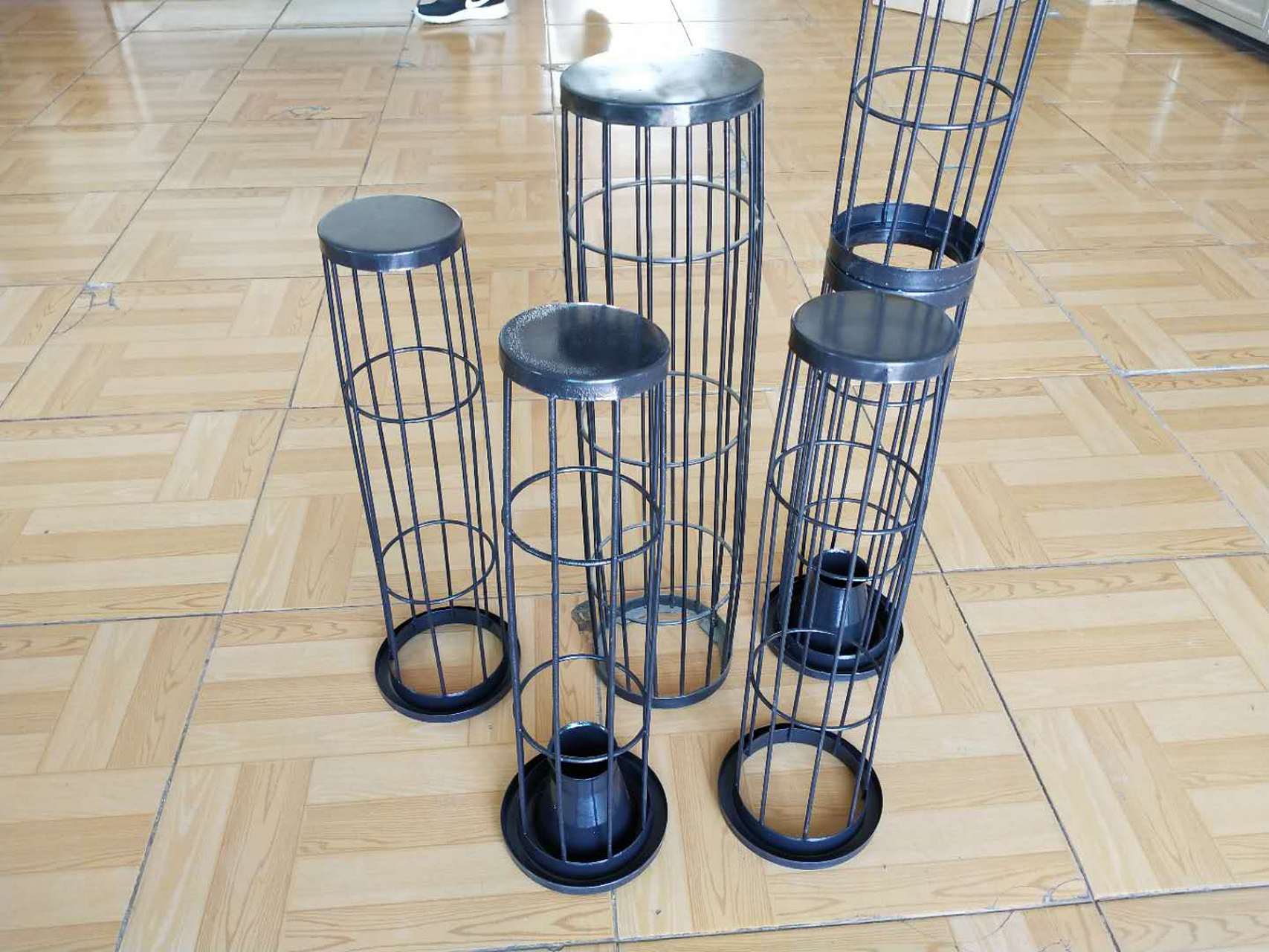 除尘器骨架的优缺点 除尘器骨架是除尘器中布袋的支撑结构,通常由金属