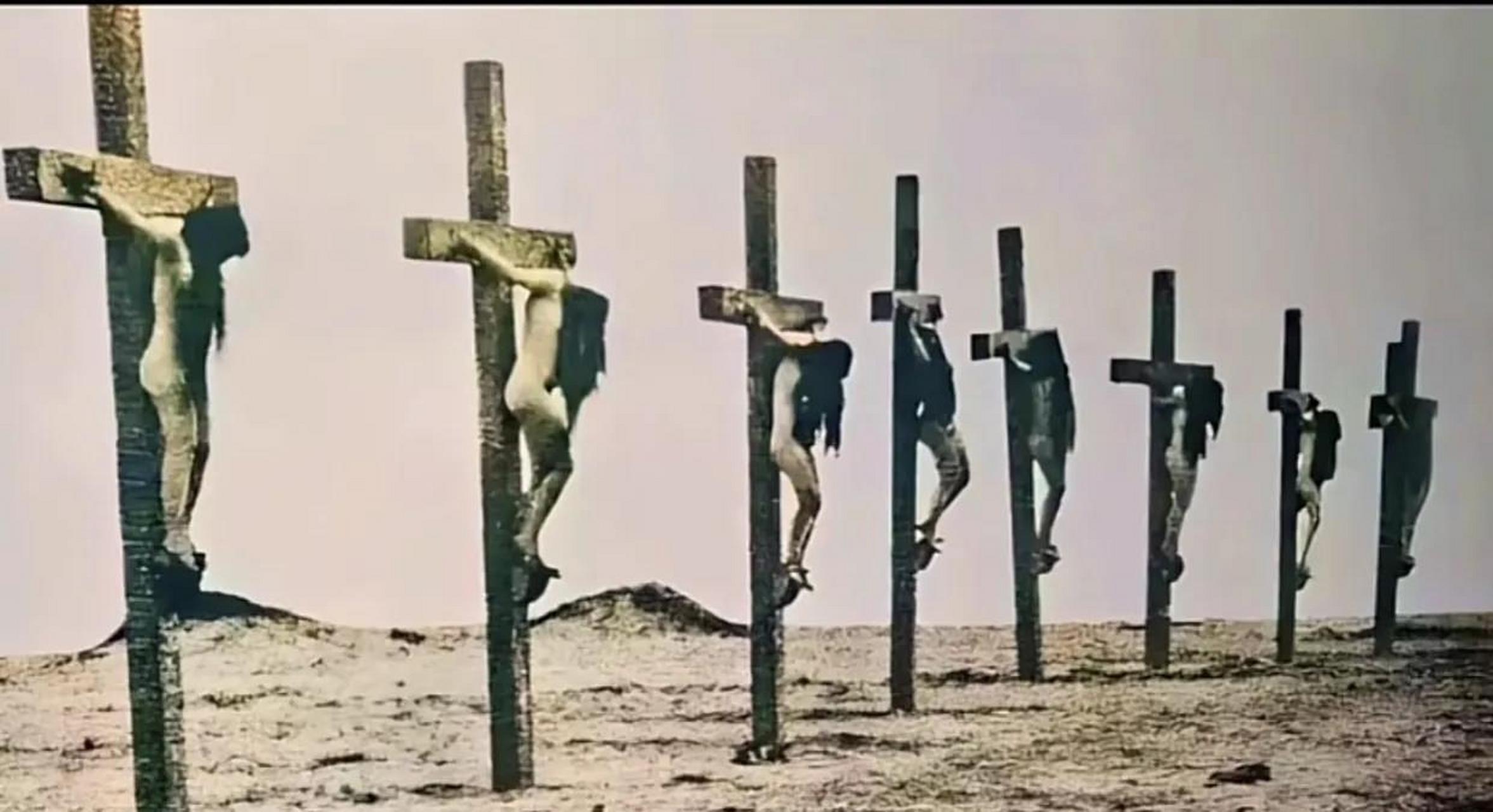 裸体地钉在十字架上遭受太阳暴晒,饥饿,干渴及无法忍受的疼痛和窒息