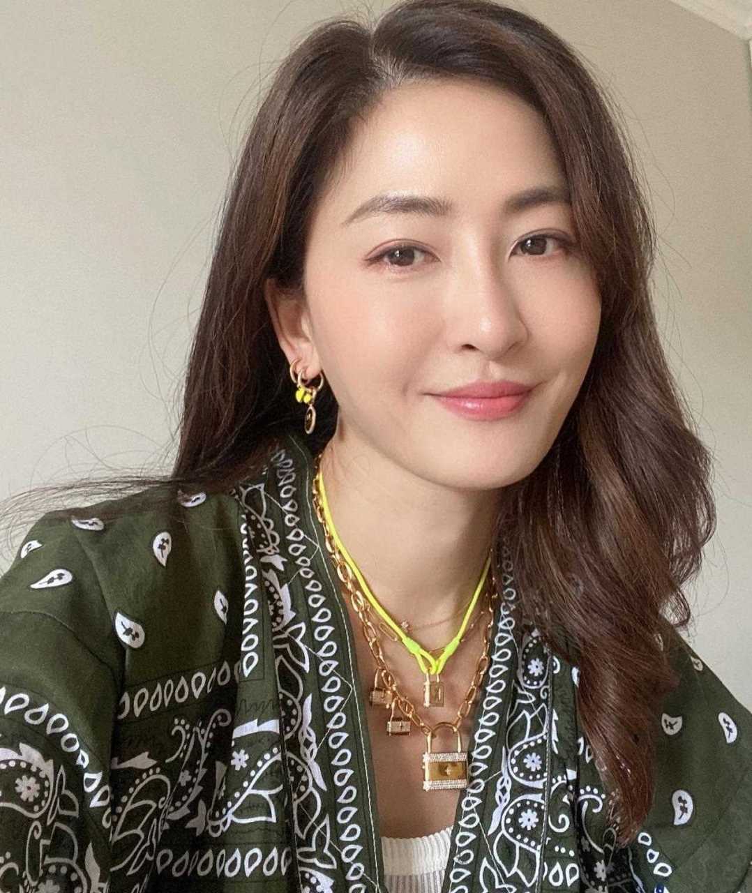 香港名模周汶錡的生活照,她今年已经48岁颜值还是这么漂亮