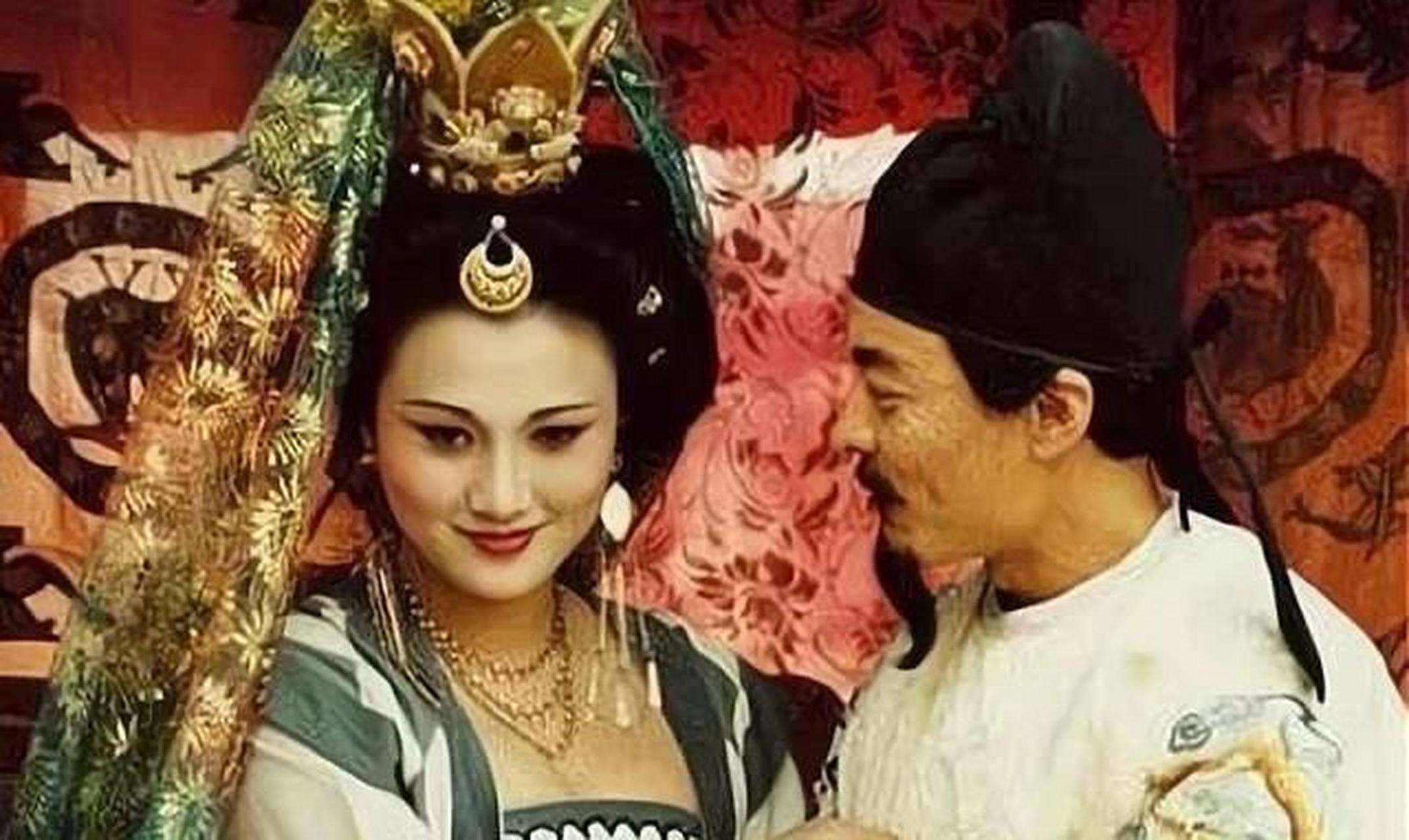 公元751年,安禄山翻窗进入杨玉瑶的内室,嘴里不停地叫着:"三姨娘!