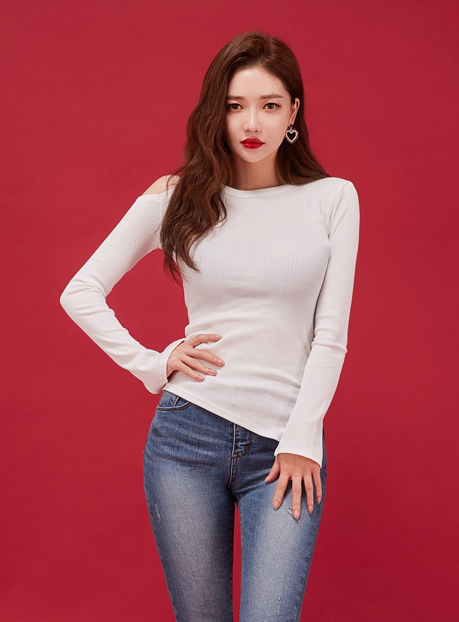 高挑美女 紧身白衣牛仔裤时尚感穿搭 #紧身牛仔裤美女