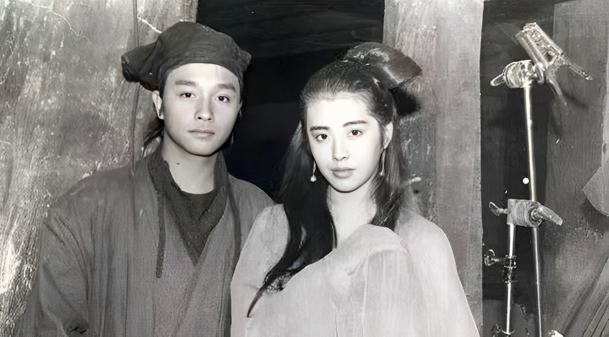 这是"宁采臣"张国荣和"聂小倩"王祖贤在拍摄电影《倩女幽魂》时的剧照