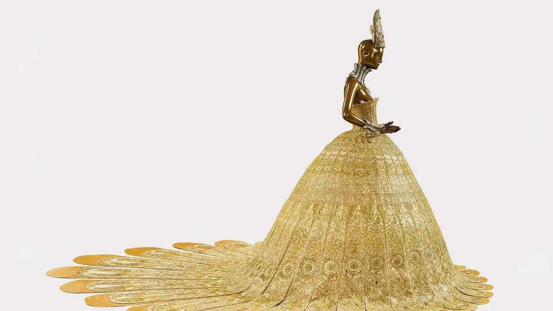 「大金」高定礼服是郭培最具标志性的作品之一,花了两年时间完成,耗费