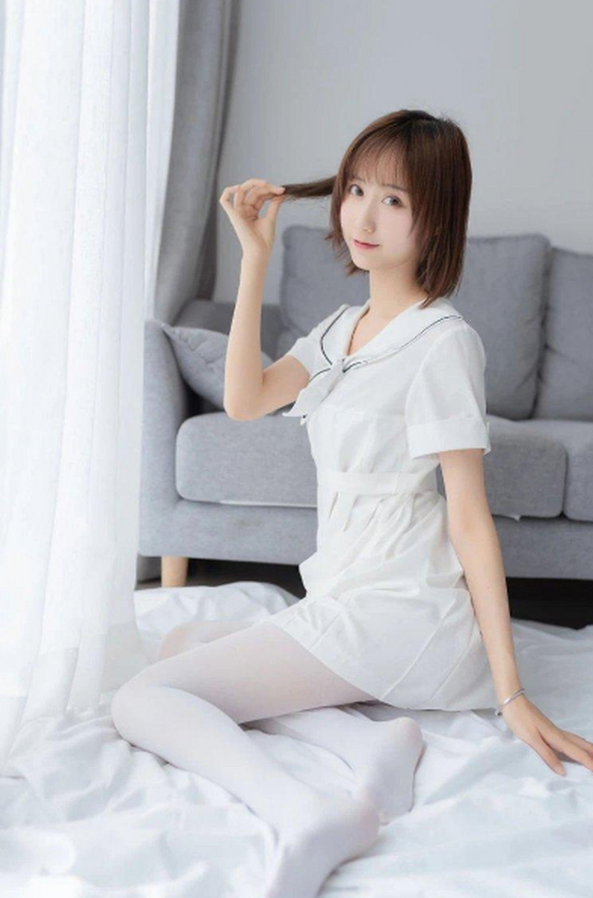 清纯美少女身穿纯色白裙,展现出迷人的女性气质