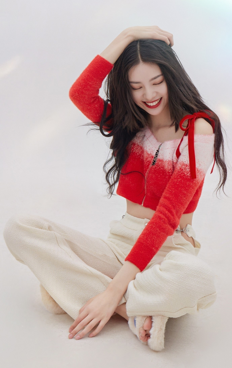 张艺上光脚丫庆生照片太可爱了#张艺上