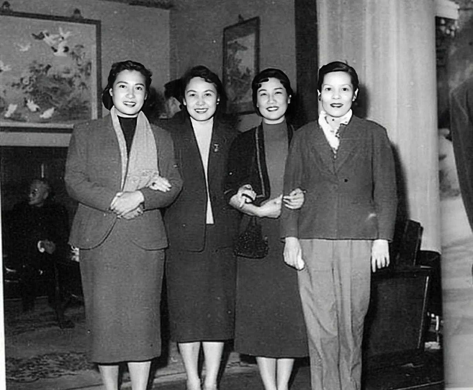 话剧界的"四大名旦"在一起的合影照片,太珍贵了.