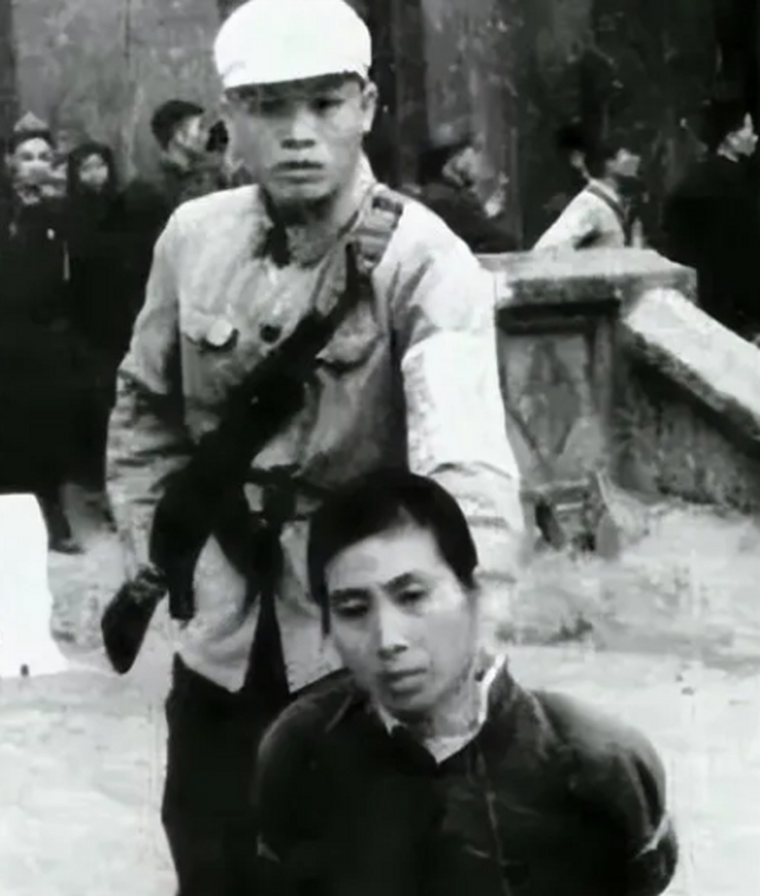 1967年在山东青岛,一个女流氓犯人在公审会上被判死刑